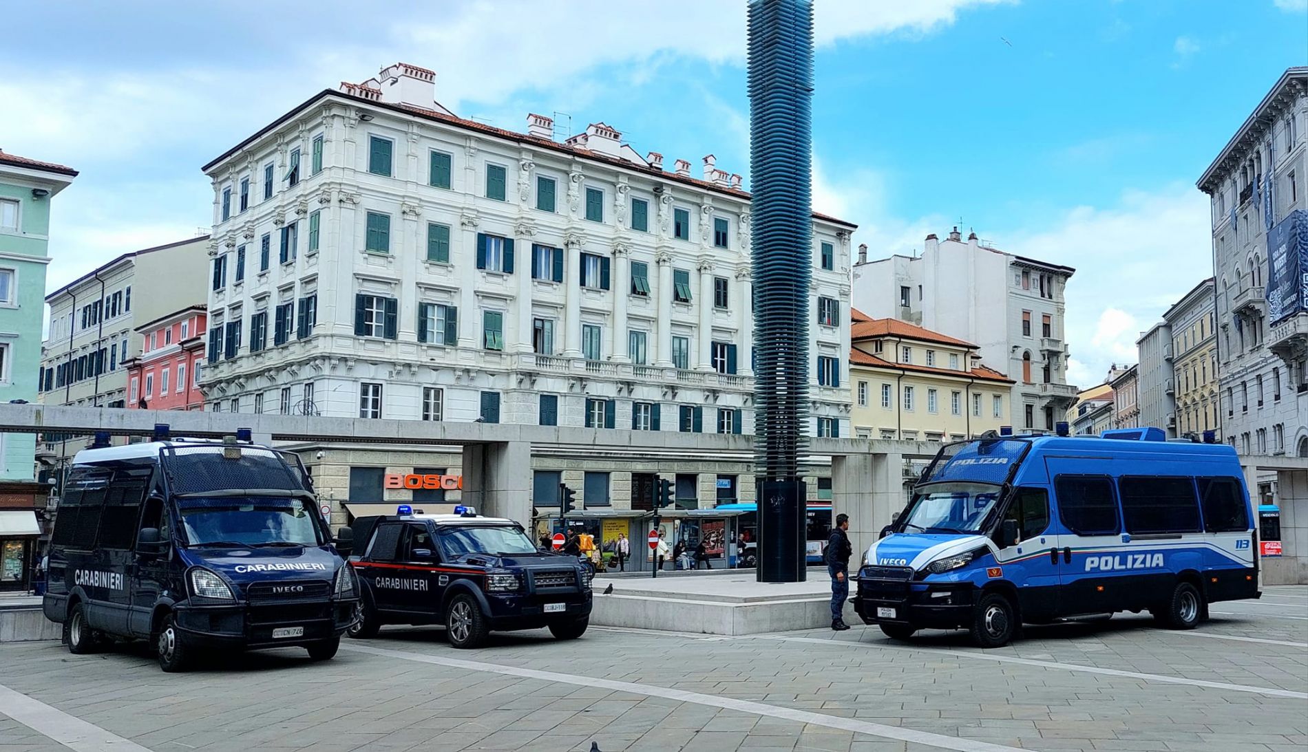 Paura in centro, due 12enni seguite da piazza Unità a piazza Goldoni: «Sono dovuta intervenire io»